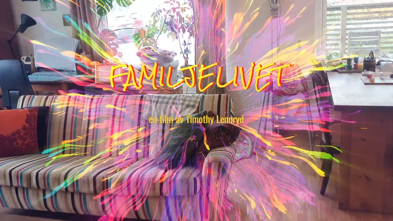 Skärmdump av inledningen av filmen Familjelivet, med titeln i färgglada bokstäver och färgsprakande effekter.